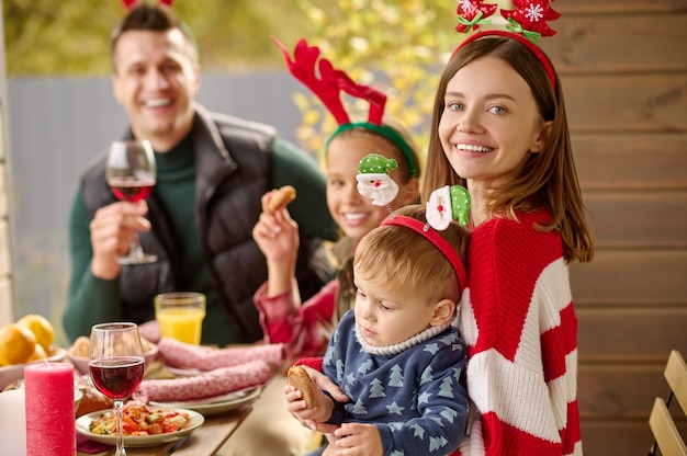 Weihnachtsfest. eine glückliche familie, die am tisch sitzt und weihnachten feiert