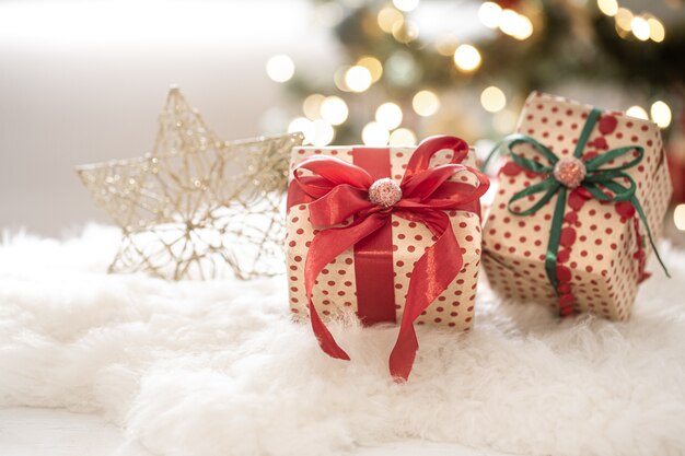 Weihnachtsfestkomposition mit Geschenkboxen auf bokeh Hintergrund schließen oben.