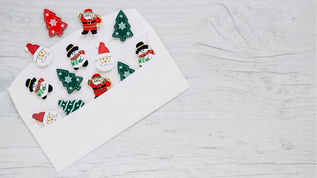 Weihnachtsfiguren im Umschlag