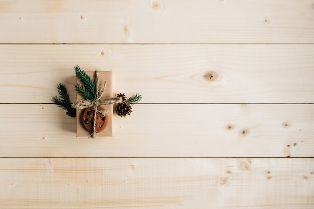 Weihnachtsgeschenk auf rustikalem Holztisch.