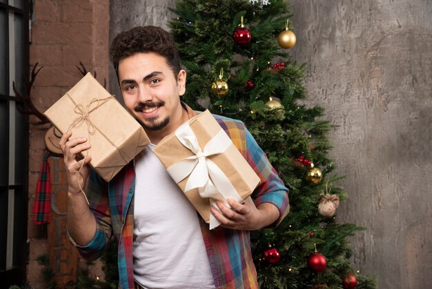 Weihnachtsgeschenk, hören, was in der Geschenkbox klappert.