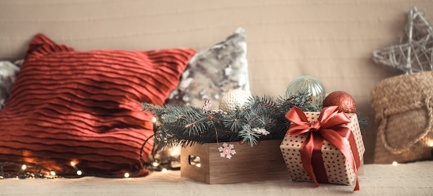 Weihnachtsgeschenk im Wohnzimmer auf dem Sofa, mit festlichen Dekorationsgegenständen.