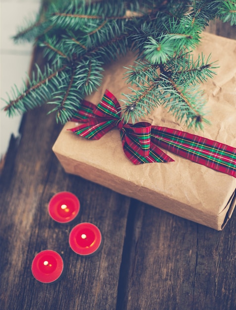 Kostenloses Foto weihnachtsgeschenk mit niedlichem band und kerzen