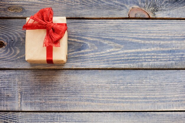 Weihnachtsgeschenk mit roter Schleife gebunden