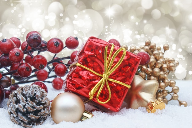 Weihnachtsgeschenk und Dekorationen im Schnee eingebettet