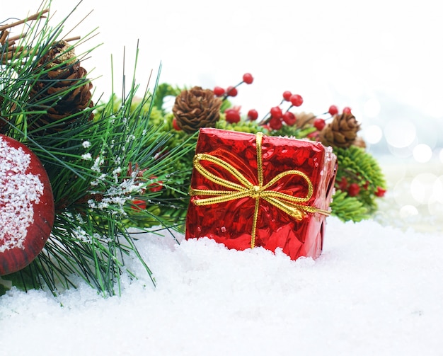 Weihnachtsgeschenk und Dekorationen im Schnee