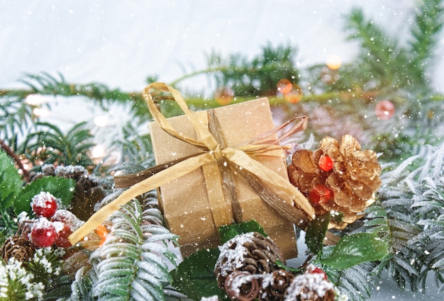 Weihnachtsgeschenk und Dekorationen mit Schnee