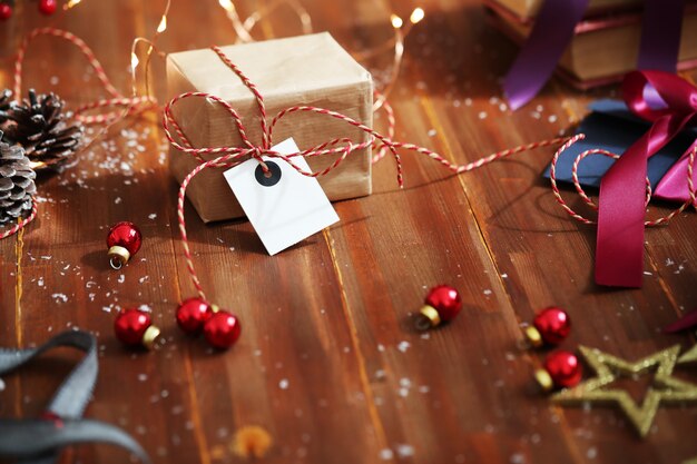Weihnachtsgeschenk und Ornamente