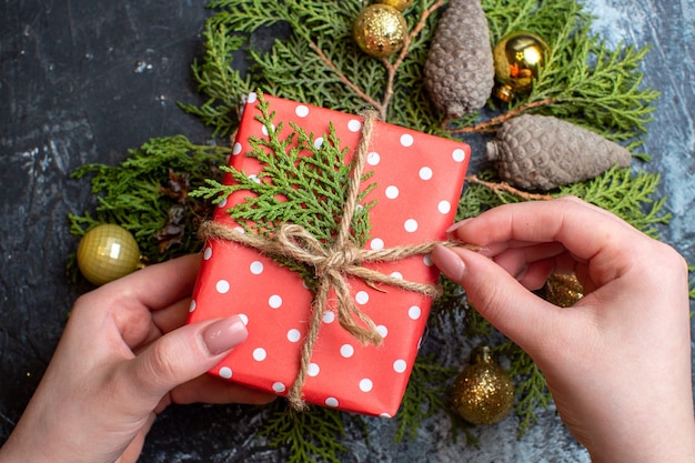 Weihnachtsgeschenk von oben mit grünem Zweig und Spielzeug