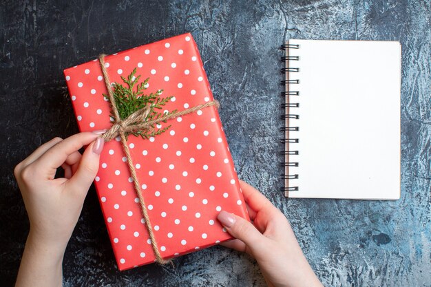 Weihnachtsgeschenk von oben mit Notizbuch