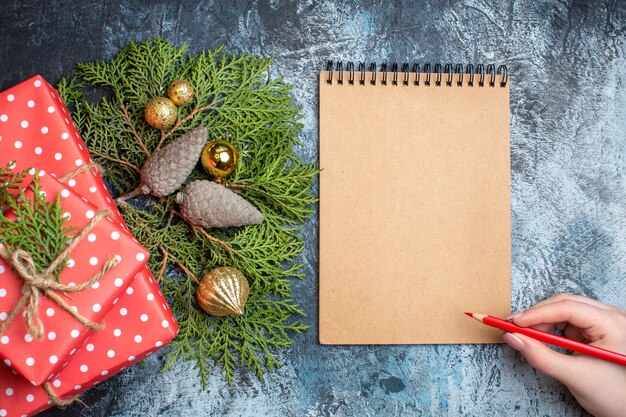 Weihnachtsgeschenk von oben mit Notizbuch