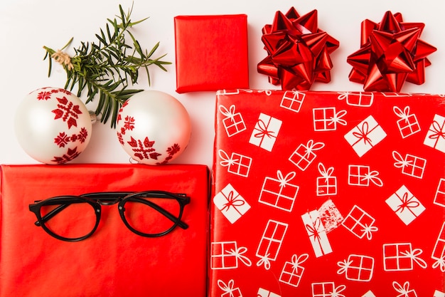 Kostenloses Foto weihnachtsgeschenkboxen mit bunten verzierungen auf weißem hintergrund