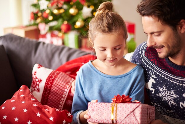 Weihnachtsgeschenke mit Papa teilen