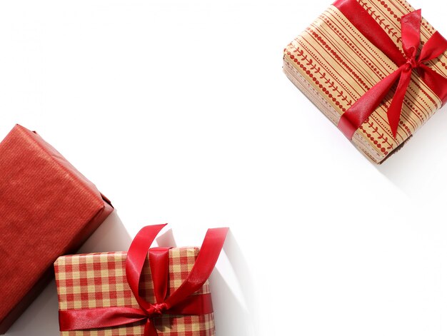 Weihnachtsgeschenke mit roten Bändern