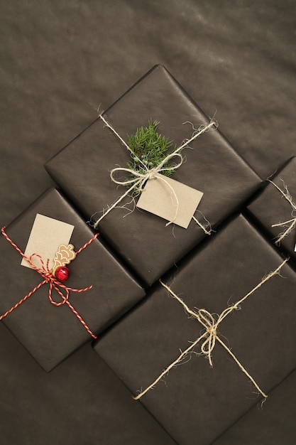Kostenloses Foto weihnachtsgeschenke mit schwarz eingewickeltem papier