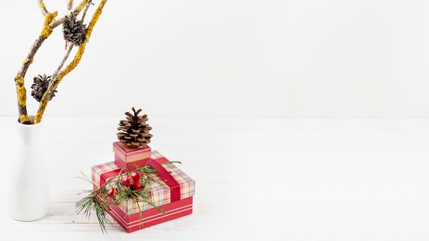 Kostenloses Foto weihnachtsgeschenke mit tannenzapfen