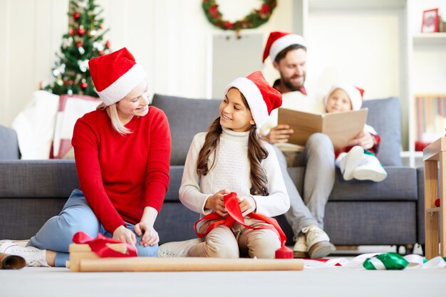 Weihnachtsgeschenke verpacken