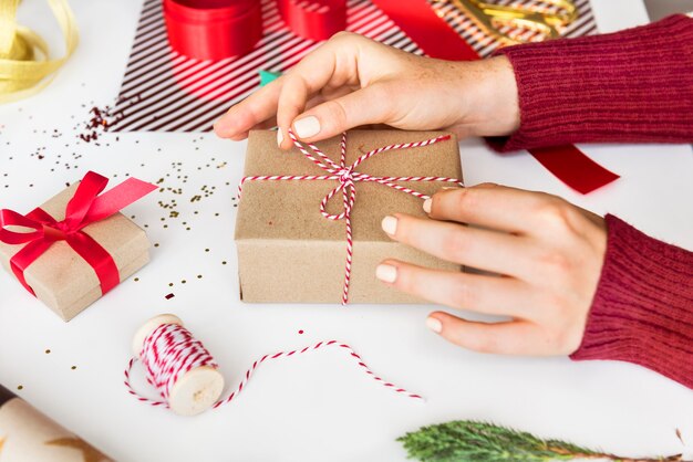 Weihnachtsgeschenke verpacken