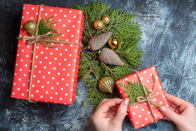 Weihnachtsgeschenke von oben auf hellem Farbtisch