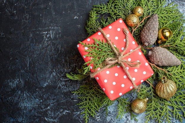 Weihnachtsgeschenke von oben mit grünem Zweig