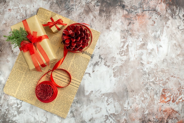 Weihnachtsgeschenke von oben mit roten Zapfen auf hellem Hintergrund