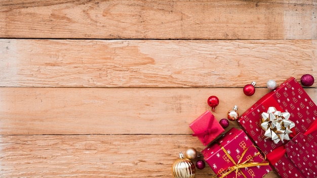 Weihnachtsgeschenkkästen mit kleinen glänzenden Kugeln