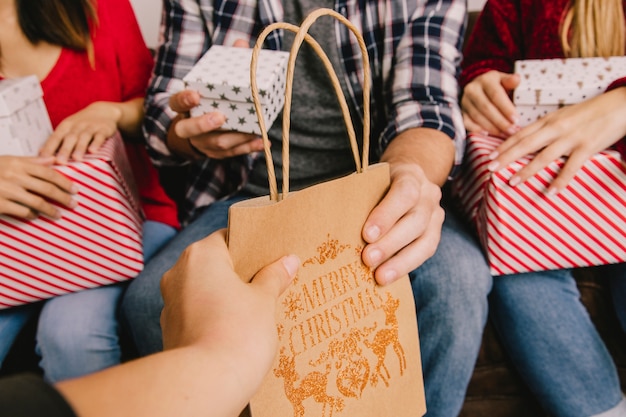 Weihnachtsgeschenkkonzept mit Freunden und Tasche