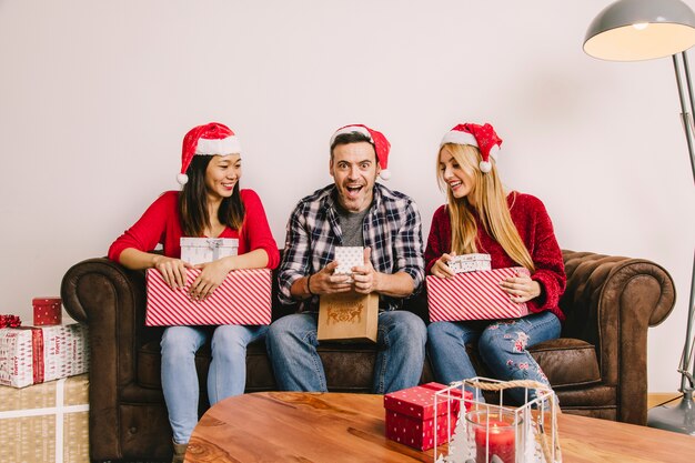 Weihnachtsgeschenkkonzept mit Gruppe Freunden auf Couch