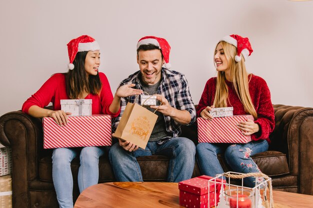 Weihnachtsgeschenkkonzept mit Gruppe von drei Freunden