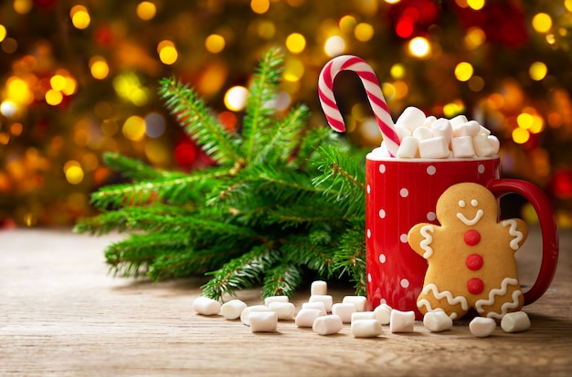 Weihnachtsgetränk tasse heiße schokolade mit marshmallows und lebkuchen