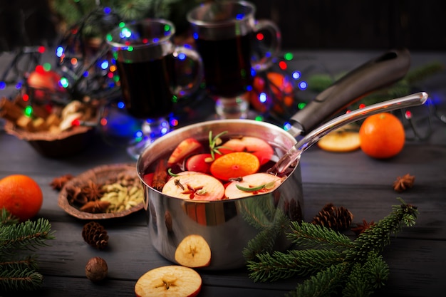 Weihnachtsglühwein und Gewürze.