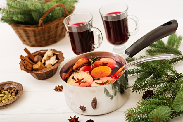 Weihnachtsglühwein und Gewürze.