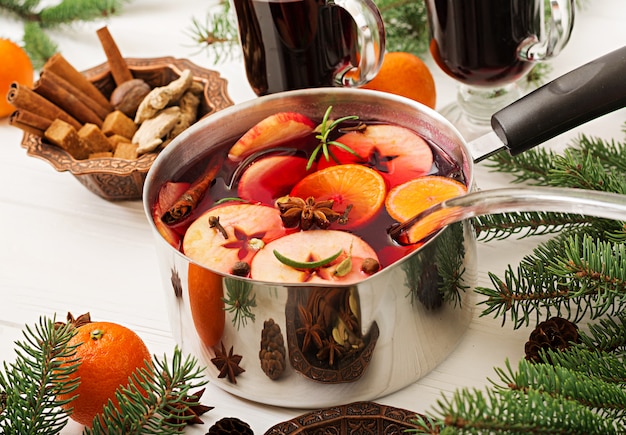 Weihnachtsglühwein und Gewürze.