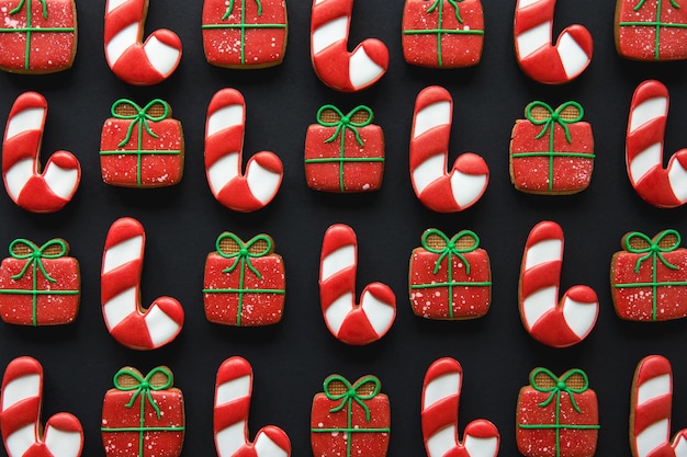 Kostenloses Foto weihnachtshandgemachte lebkuchenplätzchen bedeckt mit buntem zuckerguss