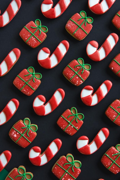 Kostenloses Foto weihnachtshandgemachte lebkuchenplätzchen bedeckt mit buntem zuckerguss