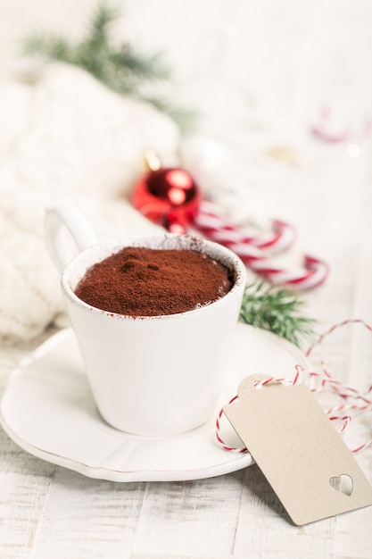 Weihnachtsheiße Schokolade mit Kakao und Zuckerstange, Nahaufnahme, getont