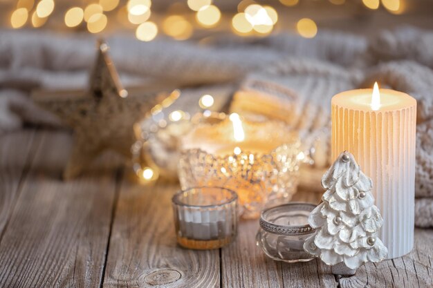 Weihnachtshintergrund mit brennender Kerze und Dekordetails