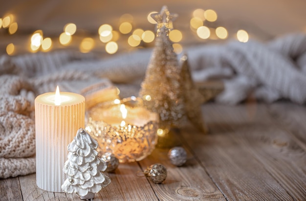 Weihnachtshintergrund mit brennender Kerze und Dekordetails