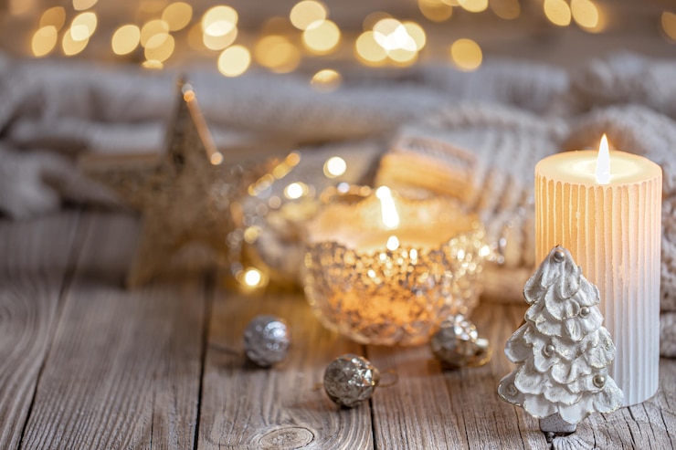 Kostenlose Foto weihnachtshintergrund mit brennender kerze und dekordetails