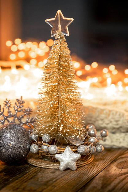Weihnachtshintergrund mit dekorativem Tannenbaum auf verschwommenem Hintergrund mit Bokeh