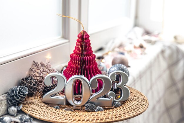 Weihnachtshintergrund mit dekorativen Kerzen 2023 und Dekordetails