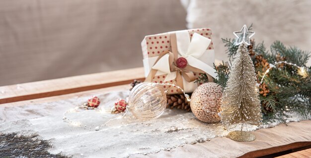 Weihnachtshintergrund mit Dekordetails auf einem unscharfen Hintergrundkopierraum
