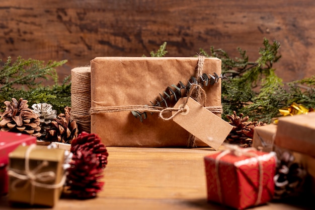 Kostenloses Foto weihnachtshintergrund mit eingewickelten geschenken