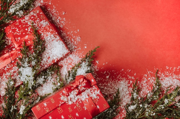 Weihnachtshintergrund mit Geschenken und Schnee