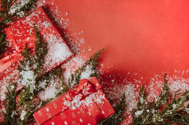 Weihnachtshintergrund mit Geschenken und Schnee