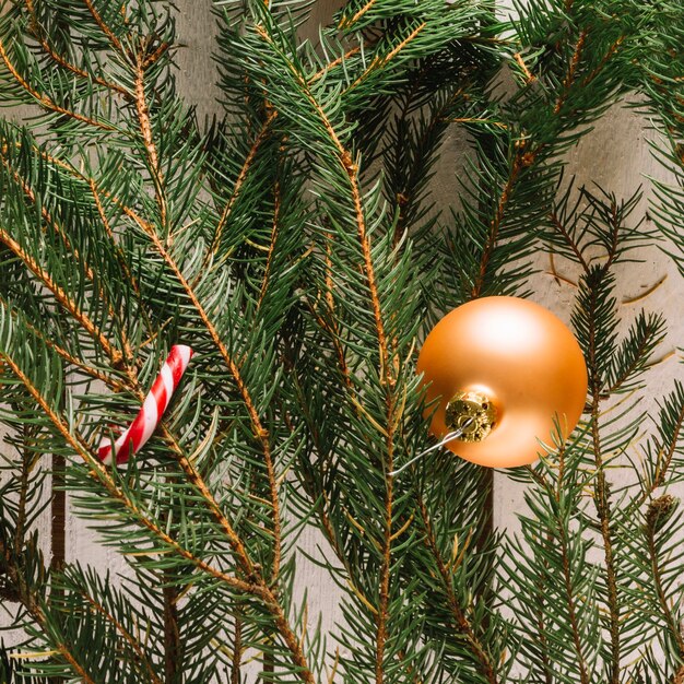 Kostenloses Foto weihnachtshintergrund mit goldenem ball
