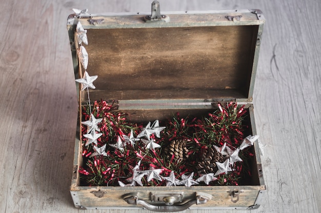 Kostenloses Foto weihnachtshintergrund mit hölzernem koffer