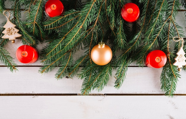 Weihnachtshintergrund mit Kerzen und Ball