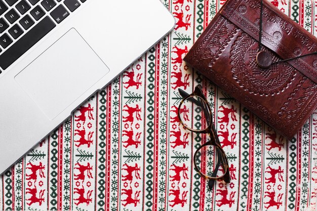 Weihnachtshintergrund mit Laptop und Tasche