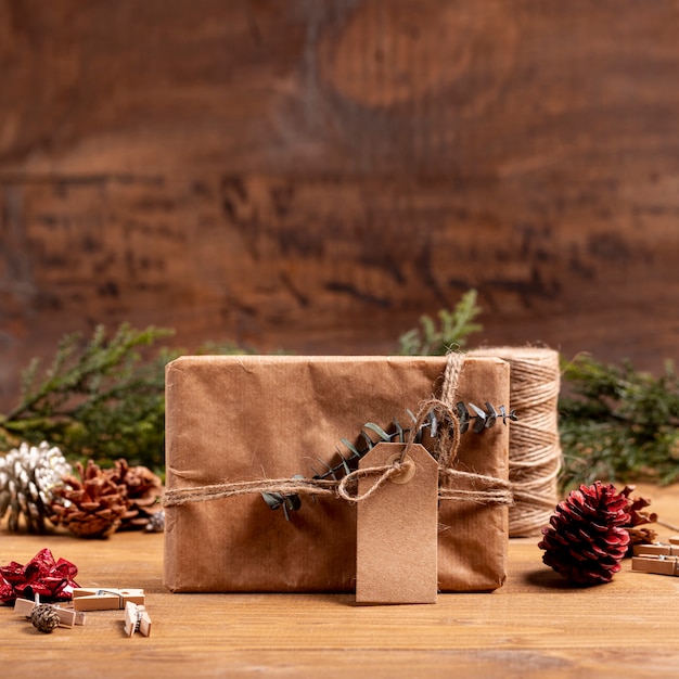 Kostenloses Foto weihnachtshintergrund mit mysteriösem geschenk